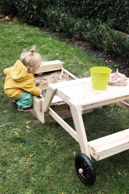 Sandkasten mit Sitzgruppe und Matschtisch